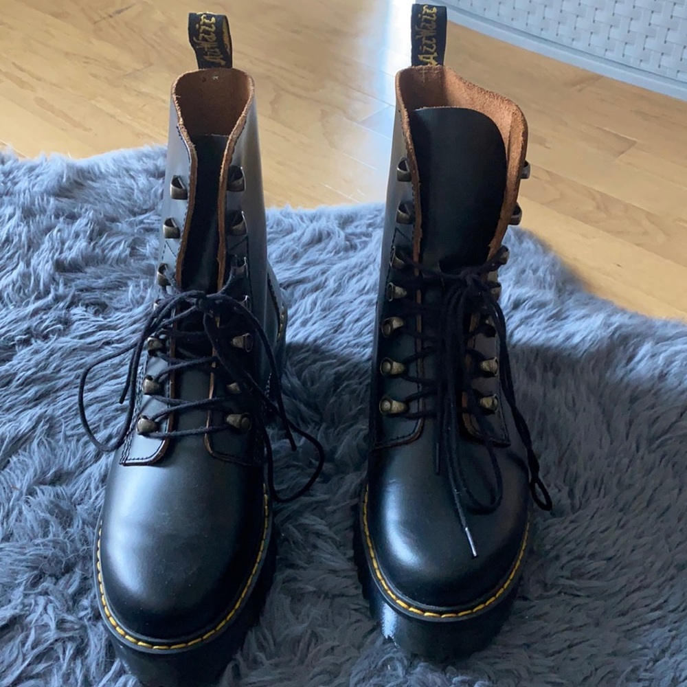 Dr. Martens LEONA black boots